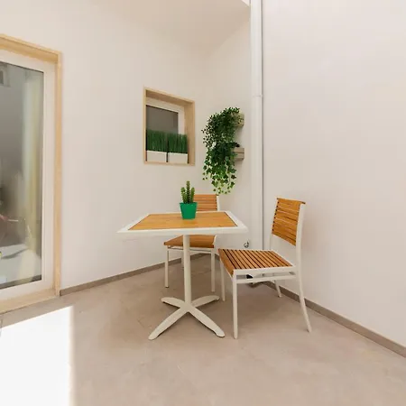 Suites7 Bed & Breakfast 3*