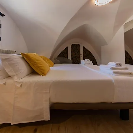 Suites7 Bed & Breakfast 3*